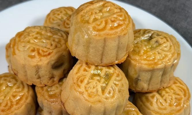 制作软糯可口的豆沙月饼（传授豆沙月饼的制作技巧）